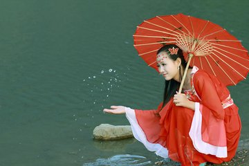 天桥岭森林公安民警冰雪路面保畅通